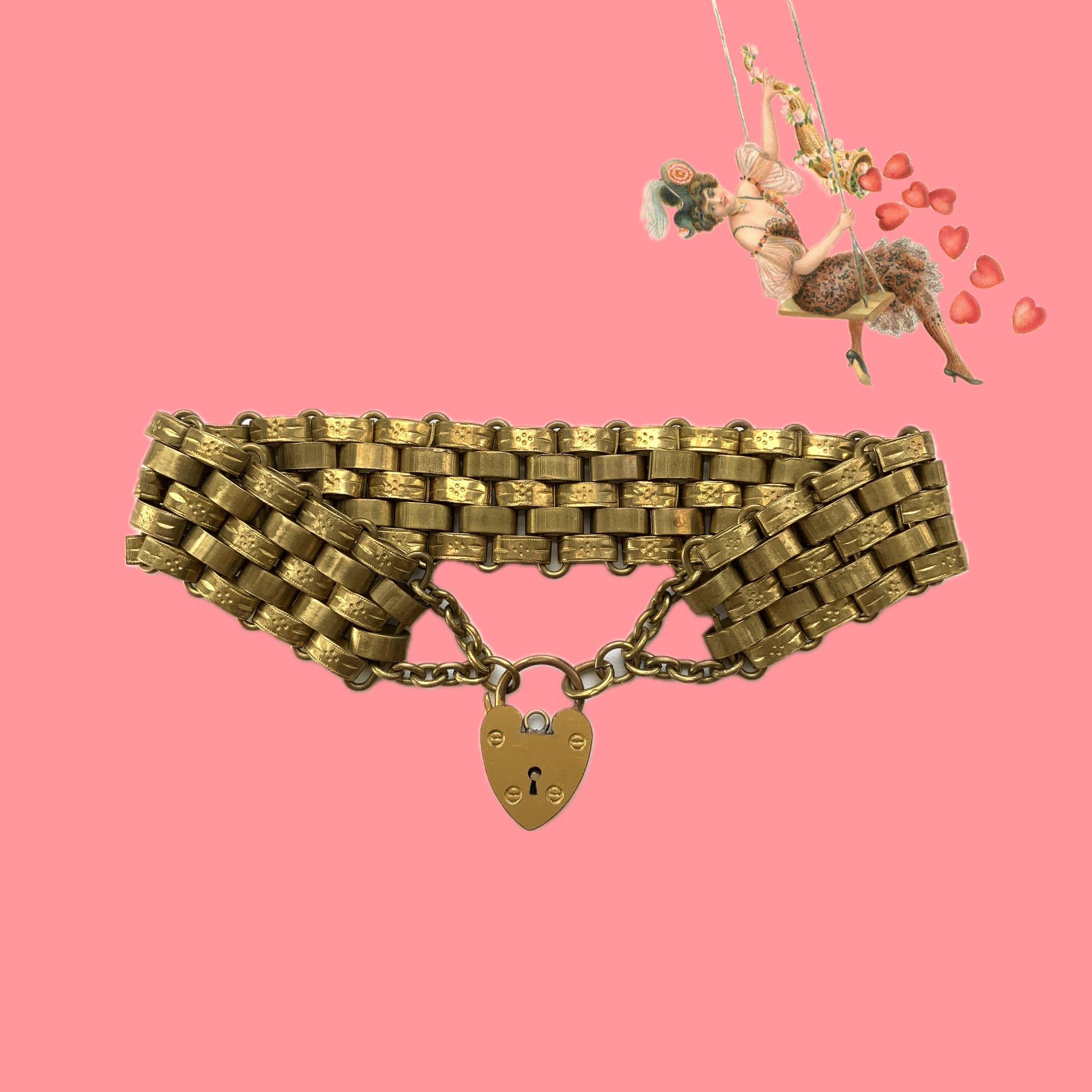 A bracelet featuring a heart-shaped padlock set on a heavy wide link chain. 重厚感のあるワイドリンクチェーンに、ハート型のパッドロックをあしらったブレスレット。