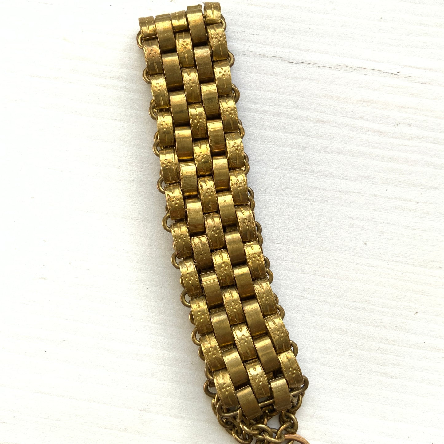 A bracelet featuring a heart-shaped padlock set on a heavy wide link chain. 重厚感のあるワイドリンクチェーンに、ハート型のパッドロックをあしらったブレスレット。