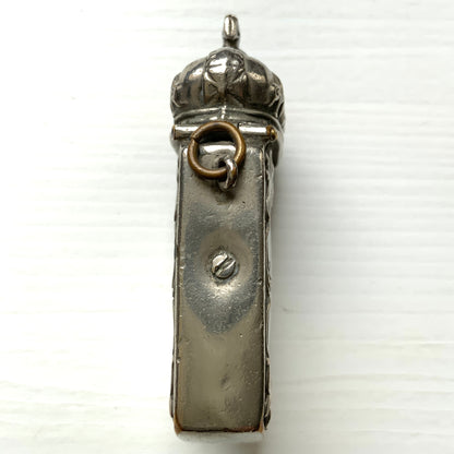 This silver-plated metal vesta (match) case features a crown-shaped lid. 蓋部分がクラウン型になっている、銀メッキメタルのヴェスタ（マッチ）ケース。