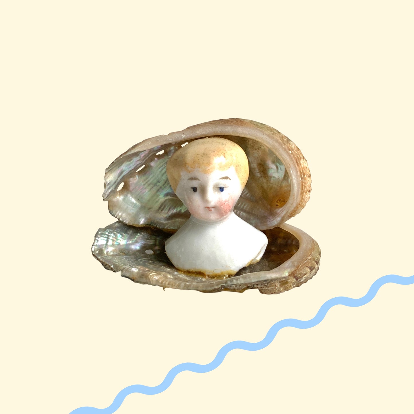 An antique doll head object from the 1900s–20s, sourced in France. 1900〜20年代頃の、フランスからやってきたアンティークドールヘッドのオブジェ。
