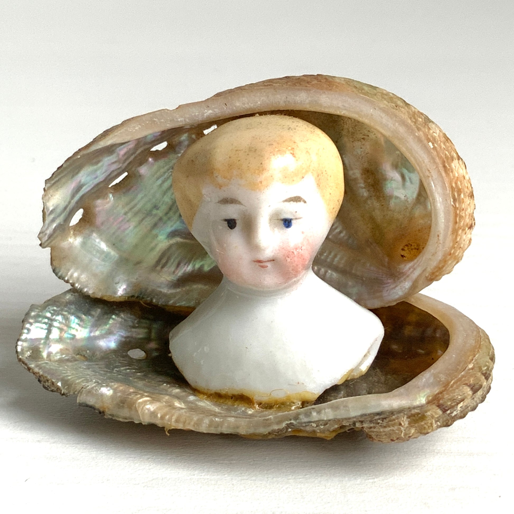 An antique doll head object from the 1900s–20s, sourced in France. 1900〜20年代頃の、フランスからやってきたアンティークドールヘッドのオブジェ。