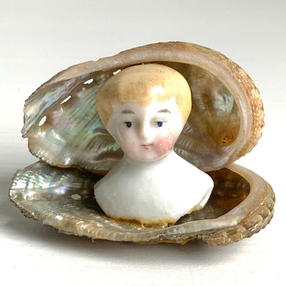 An antique doll head object from the 1900s–20s, sourced in France. 1900〜20年代頃の、フランスからやってきたアンティークドールヘッドのオブジェ。