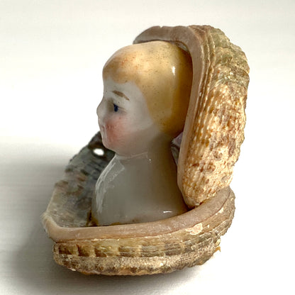 An antique doll head object from the 1900s–20s, sourced in France. 1900〜20年代頃の、フランスからやってきたアンティークドールヘッドのオブジェ。