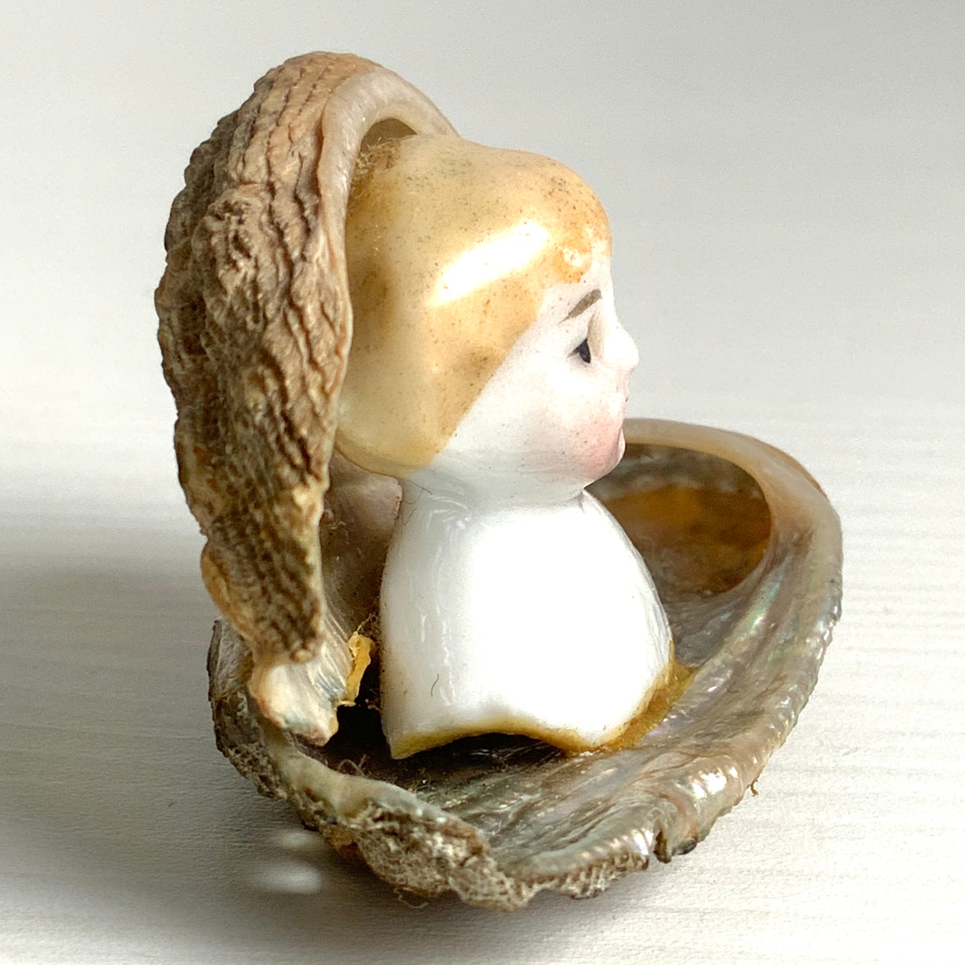 An antique doll head object from the 1900s–20s, sourced in France. 1900〜20年代頃の、フランスからやってきたアンティークドールヘッドのオブジェ。