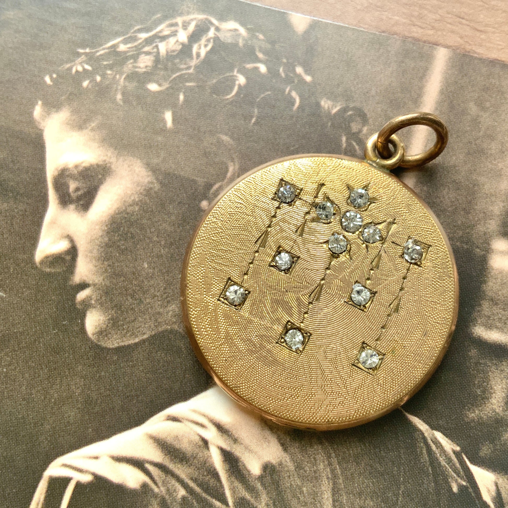  A W&H Co. locket decorated with a romantic rhinestone chandelier motif. ロマンティックなラインストーンのシャンデリアが施された、W&H Co.のロケット。 