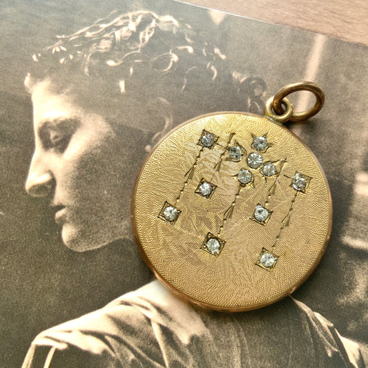  A W&H Co. locket decorated with a romantic rhinestone chandelier motif. ロマンティックなラインストーンのシャンデリアが施された、W&H Co.のロケット。 