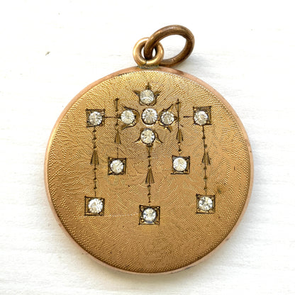  A W&H Co. locket decorated with a romantic rhinestone chandelier motif. ロマンティックなラインストーンのシャンデリアが施された、W&H Co.のロケット。 