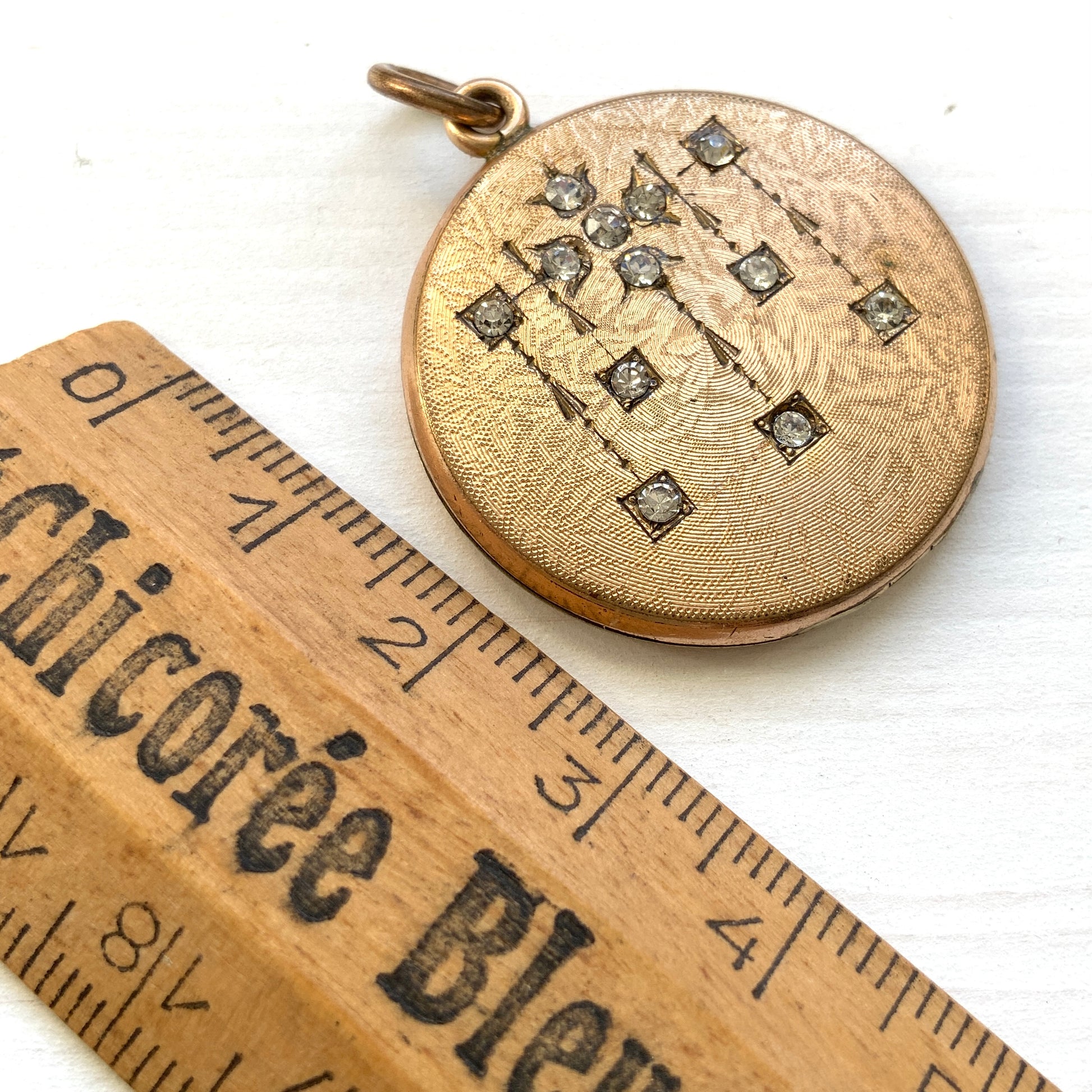  A W&H Co. locket decorated with a romantic rhinestone chandelier motif. ロマンティックなラインストーンのシャンデリアが施された、W&H Co.のロケット。 