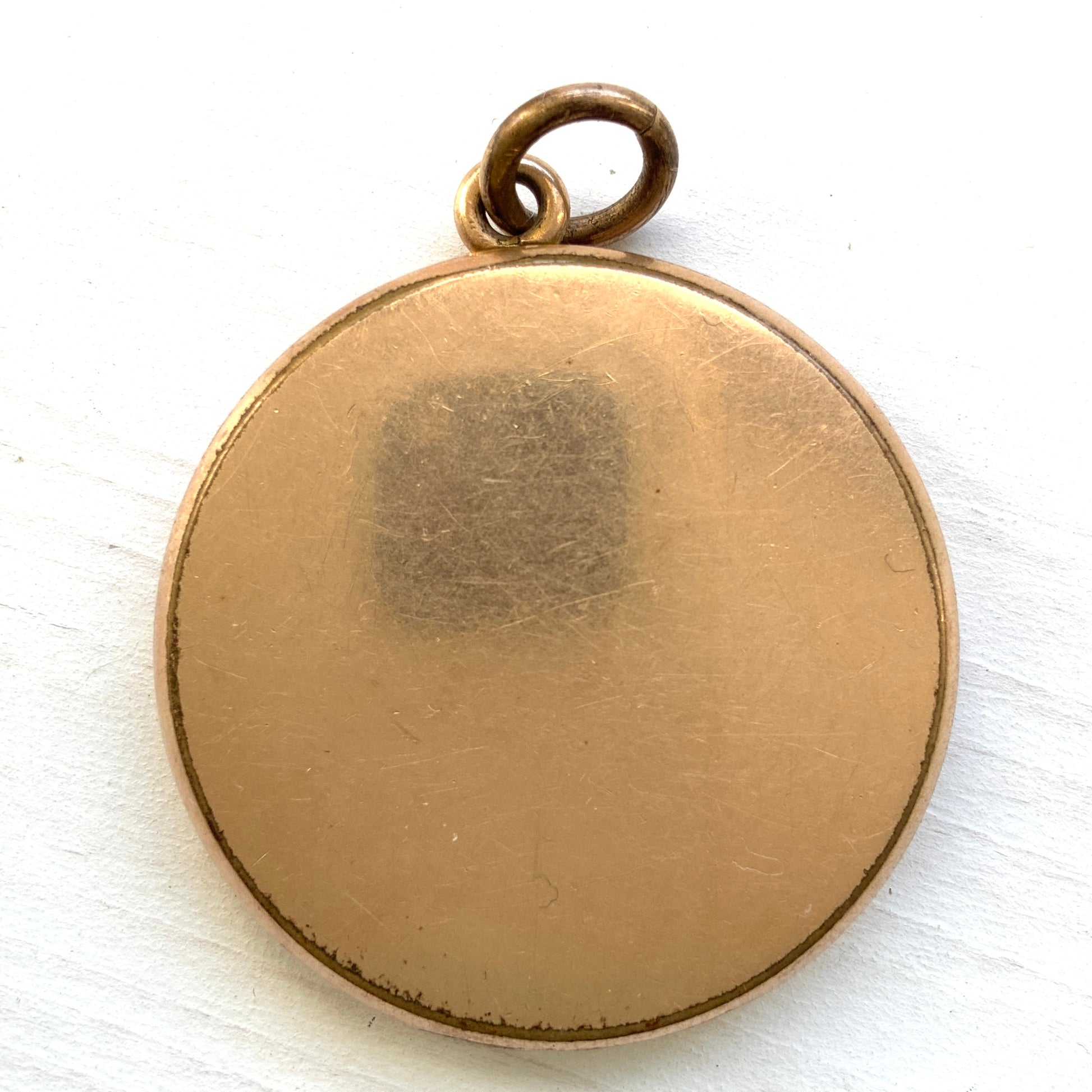  A W&H Co. locket decorated with a romantic rhinestone chandelier motif. ロマンティックなラインストーンのシャンデリアが施された、W&H Co.のロケット。 