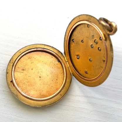  A W&H Co. locket decorated with a romantic rhinestone chandelier motif. ロマンティックなラインストーンのシャンデリアが施された、W&H Co.のロケット。 