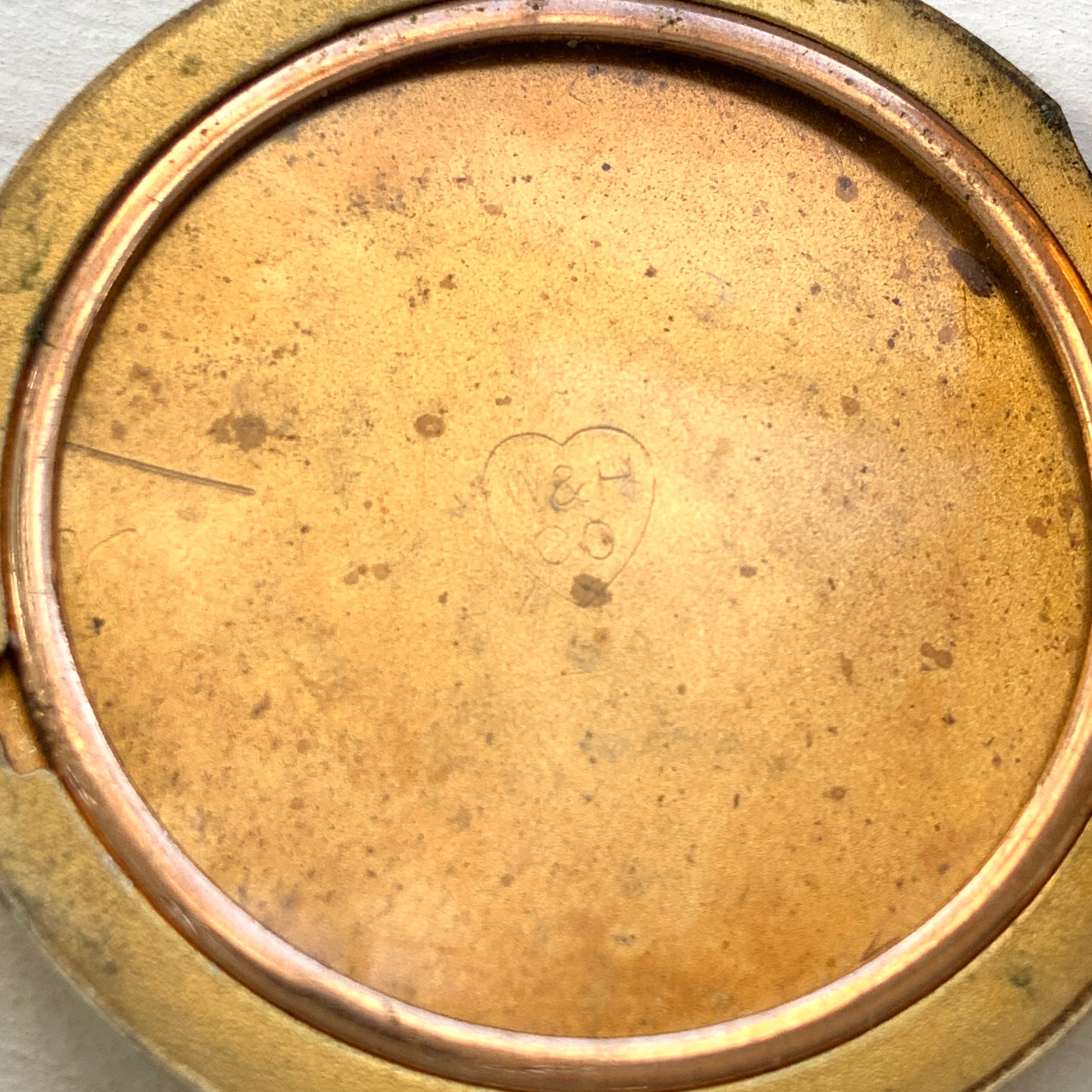  A W&H Co. locket decorated with a romantic rhinestone chandelier motif. ロマンティックなラインストーンのシャンデリアが施された、W&H Co.のロケット。 