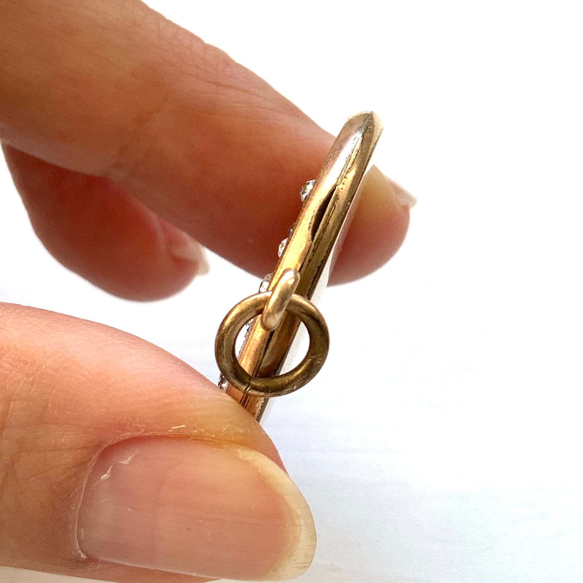  A W&H Co. locket decorated with a romantic rhinestone chandelier motif. ロマンティックなラインストーンのシャンデリアが施された、W&H Co.のロケット。 