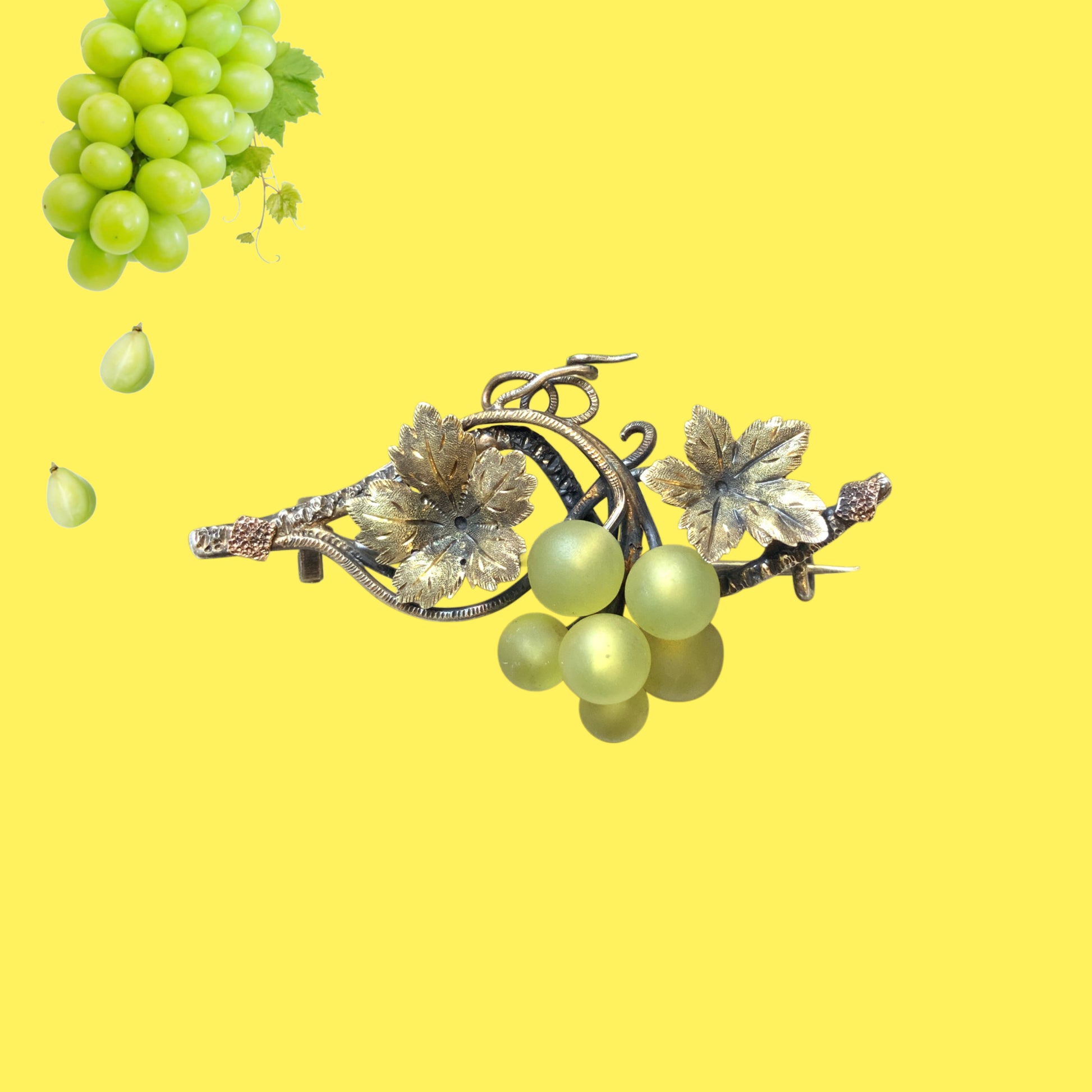 An antique silver brooch featuring a white grape motif set with frosted glass. アンティークのフロストグラスを使った白ブドウモチーフのシルバーブローチ。