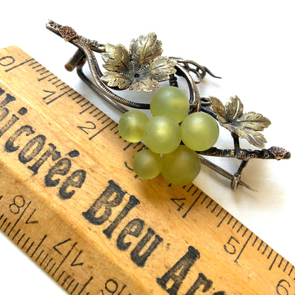 An antique silver brooch featuring a white grape motif set with frosted glass. アンティークのフロストグラスを使った白ブドウモチーフのシルバーブローチ。