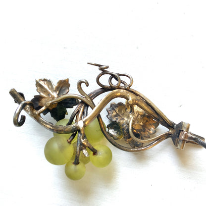 An antique silver brooch featuring a white grape motif set with frosted glass. アンティークのフロストグラスを使った白ブドウモチーフのシルバーブローチ。