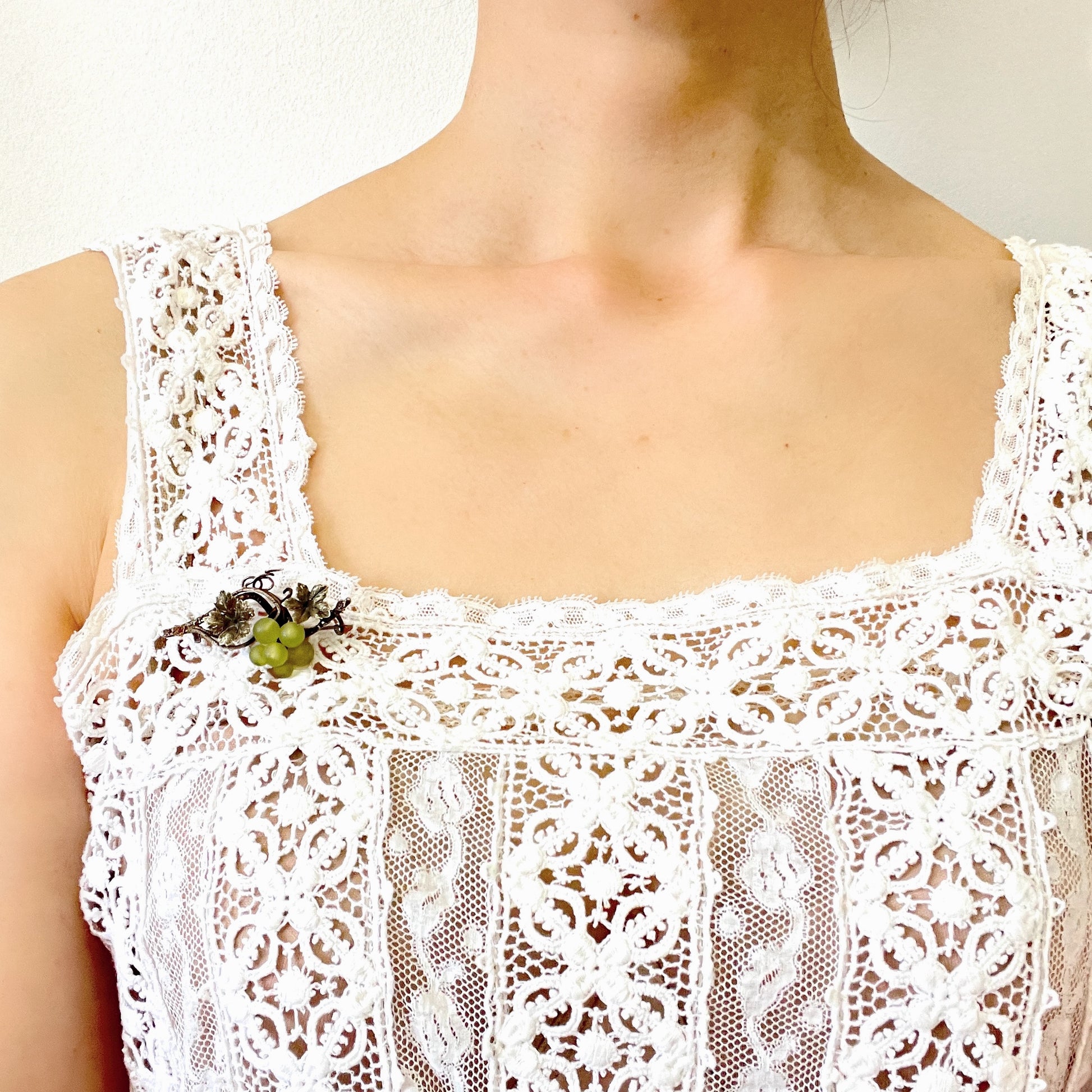 An antique silver brooch featuring a white grape motif set with frosted glass. アンティークのフロストグラスを使った白ブドウモチーフのシルバーブローチ。