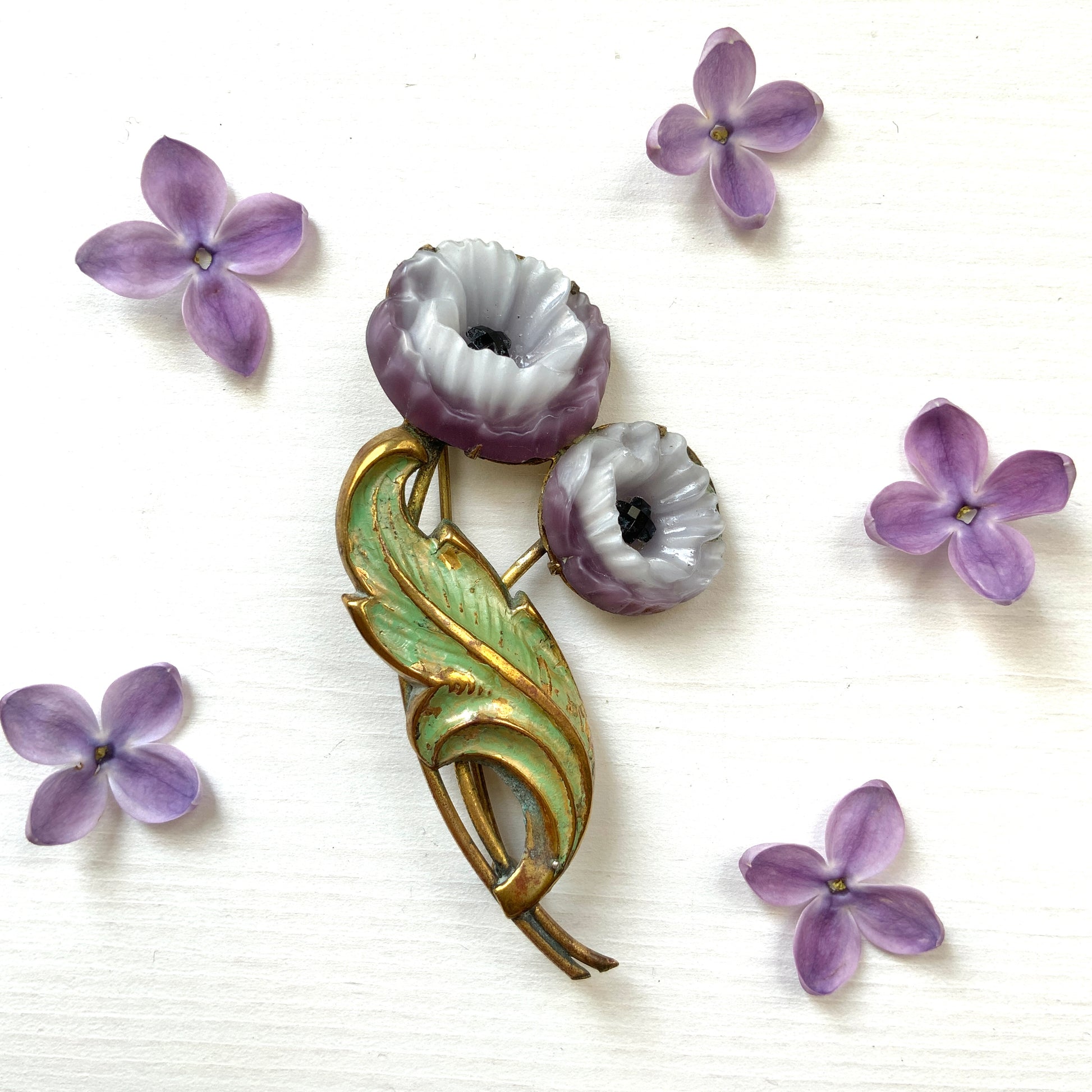 A lavender-colored satin glass poppy brooch featuring two flowers. ラベンダーカラーのサテングラスのポピーのブローチ。