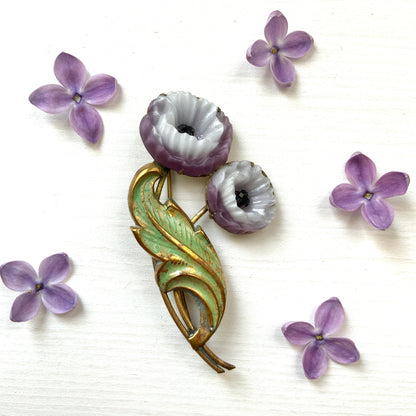 A lavender-colored satin glass poppy brooch featuring two flowers. ラベンダーカラーのサテングラスのポピーのブローチ。