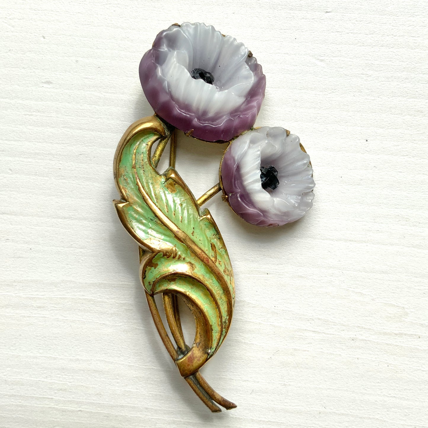 A lavender-colored satin glass poppy brooch featuring two flowers. ラベンダーカラーのサテングラスのポピーのブローチ。