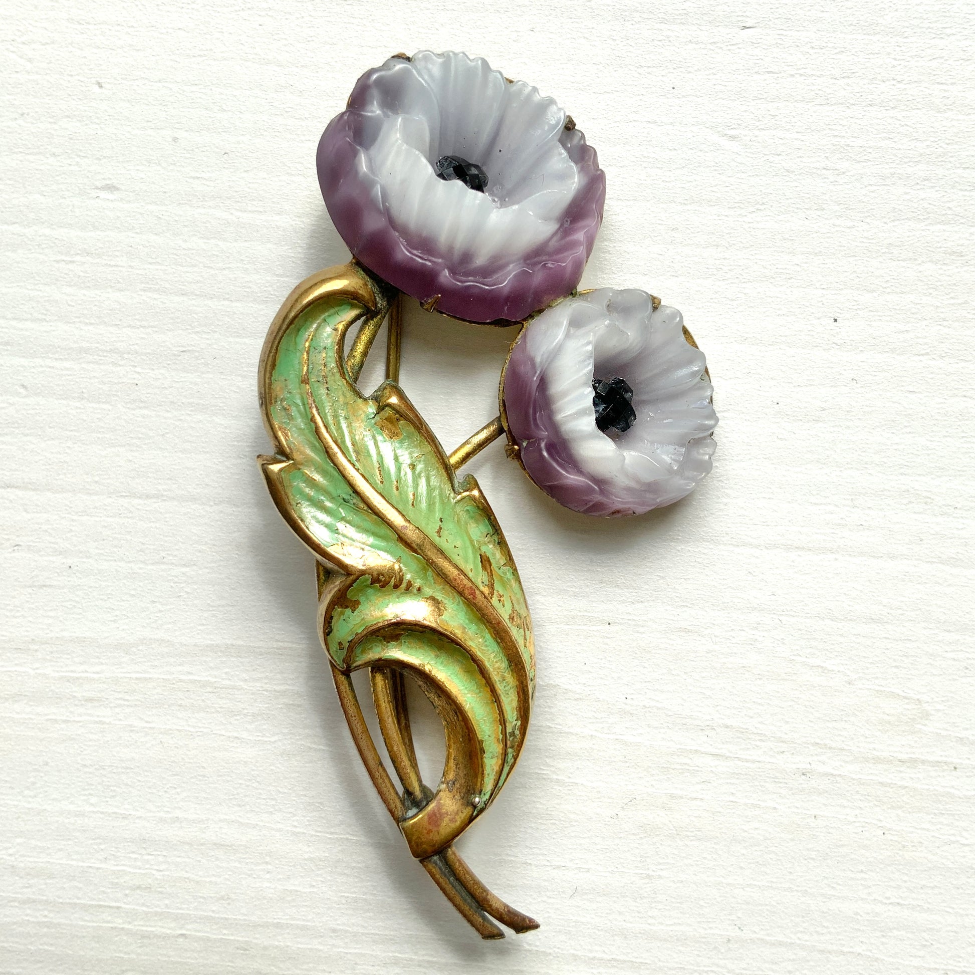 A lavender-colored satin glass poppy brooch featuring two flowers. ラベンダーカラーのサテングラスのポピーのブローチ。