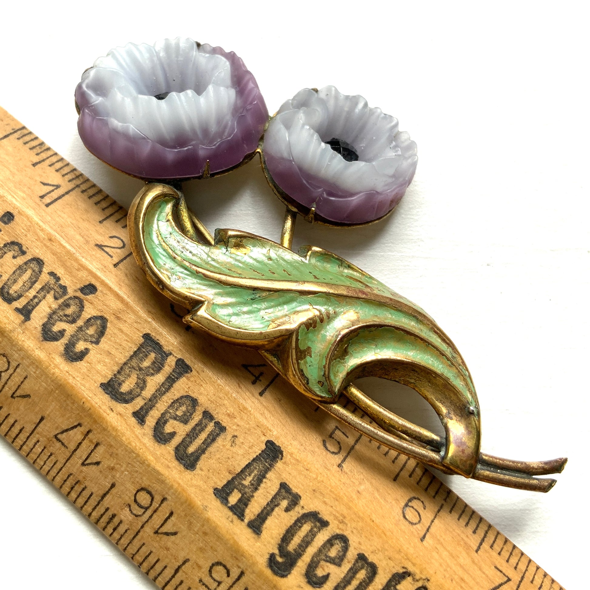 A lavender-colored satin glass poppy brooch featuring two flowers. ラベンダーカラーのサテングラスのポピーのブローチ。