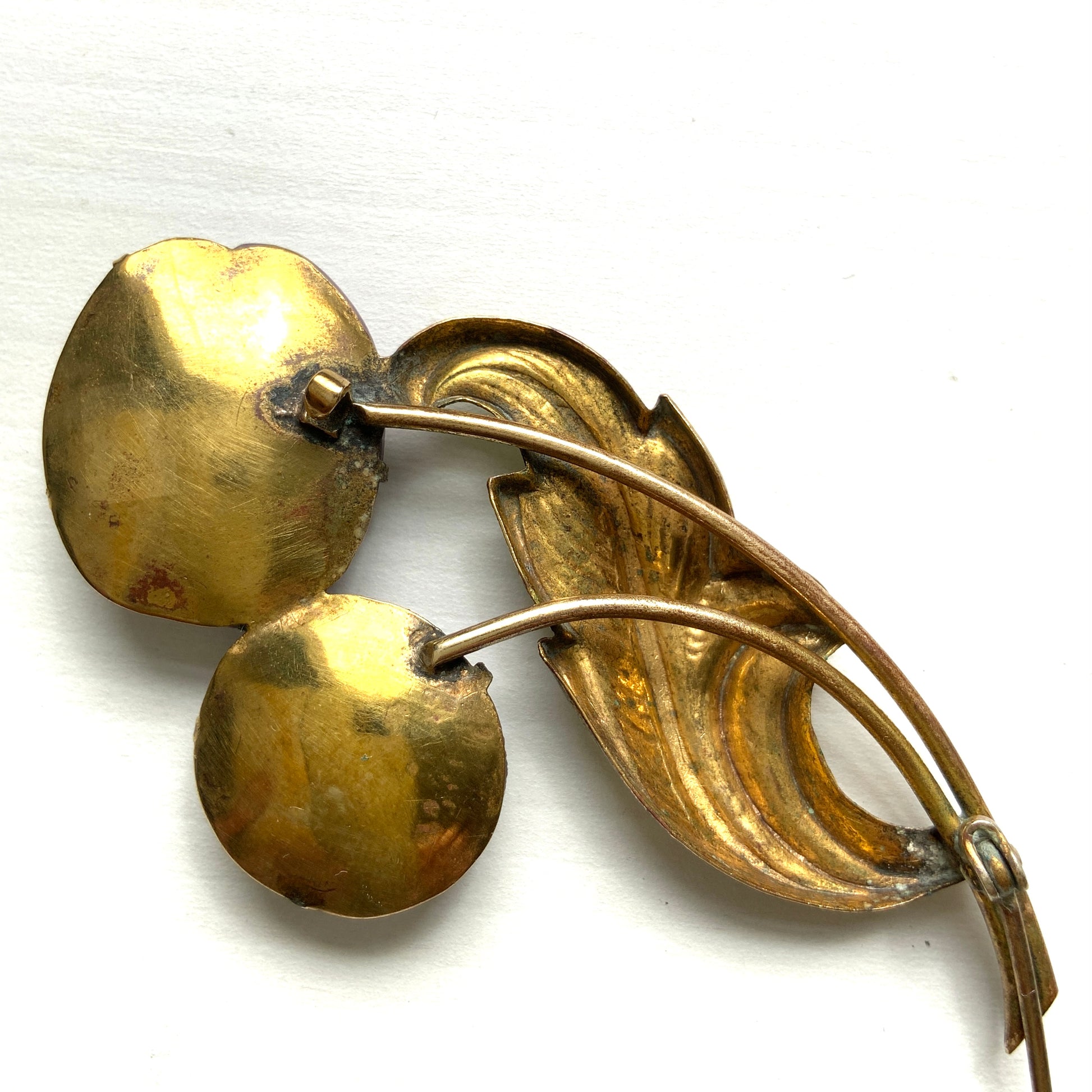 A lavender-colored satin glass poppy brooch featuring two flowers. ラベンダーカラーのサテングラスのポピーのブローチ。