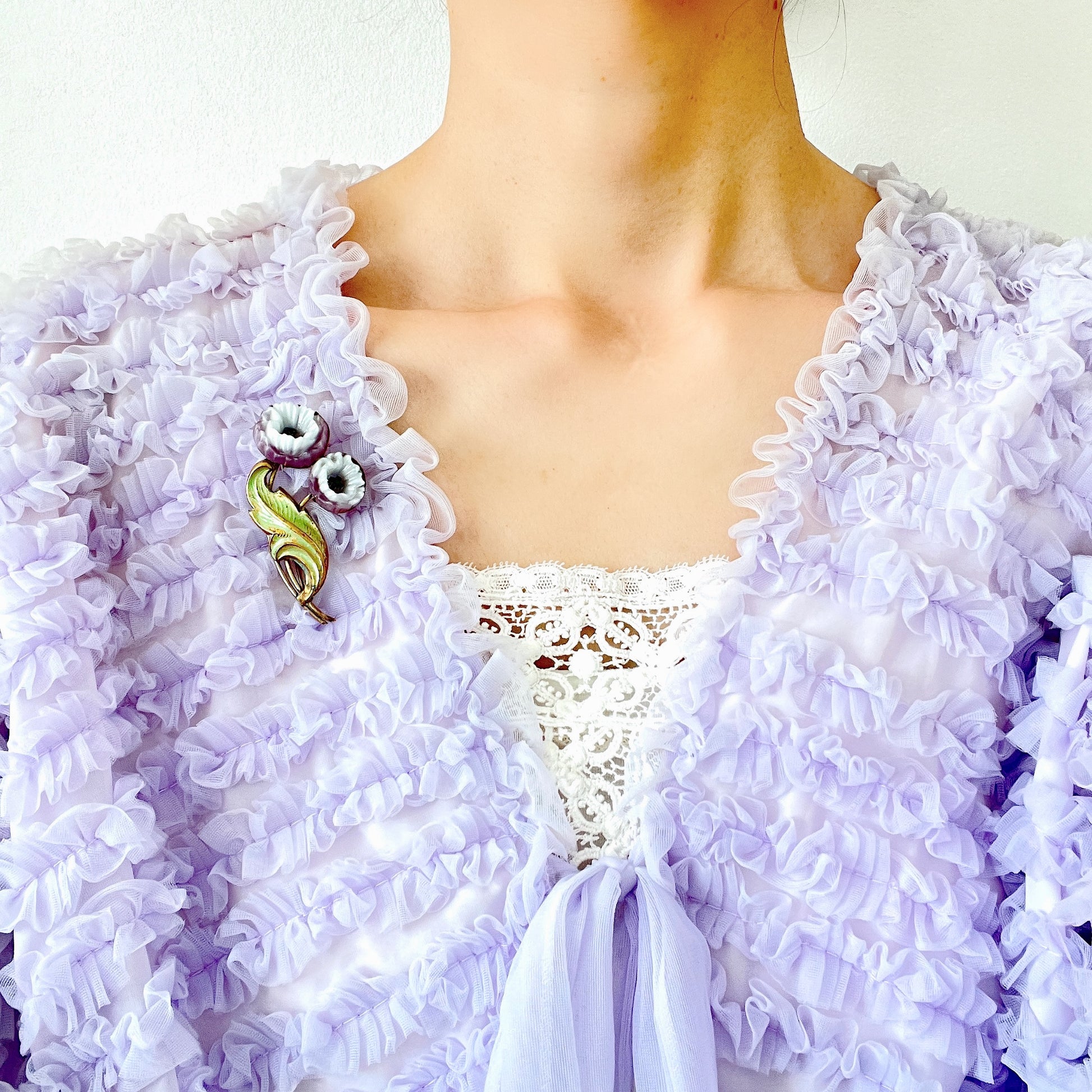 A lavender-colored satin glass poppy brooch featuring two flowers. ラベンダーカラーのサテングラスのポピーのブローチ。