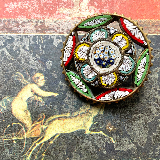 A colourful micro mosaic brooch with delicate openwork details. オープンワークが施された、カラフルなマイクロモザイクのブローチ。