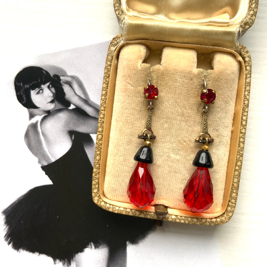 A pair of 1930s Art Deco drop earrings featuring deep red and black glass. 深いレッドとブラックのガラスを組み合わせた、1930年代頃のドロップイヤリング。