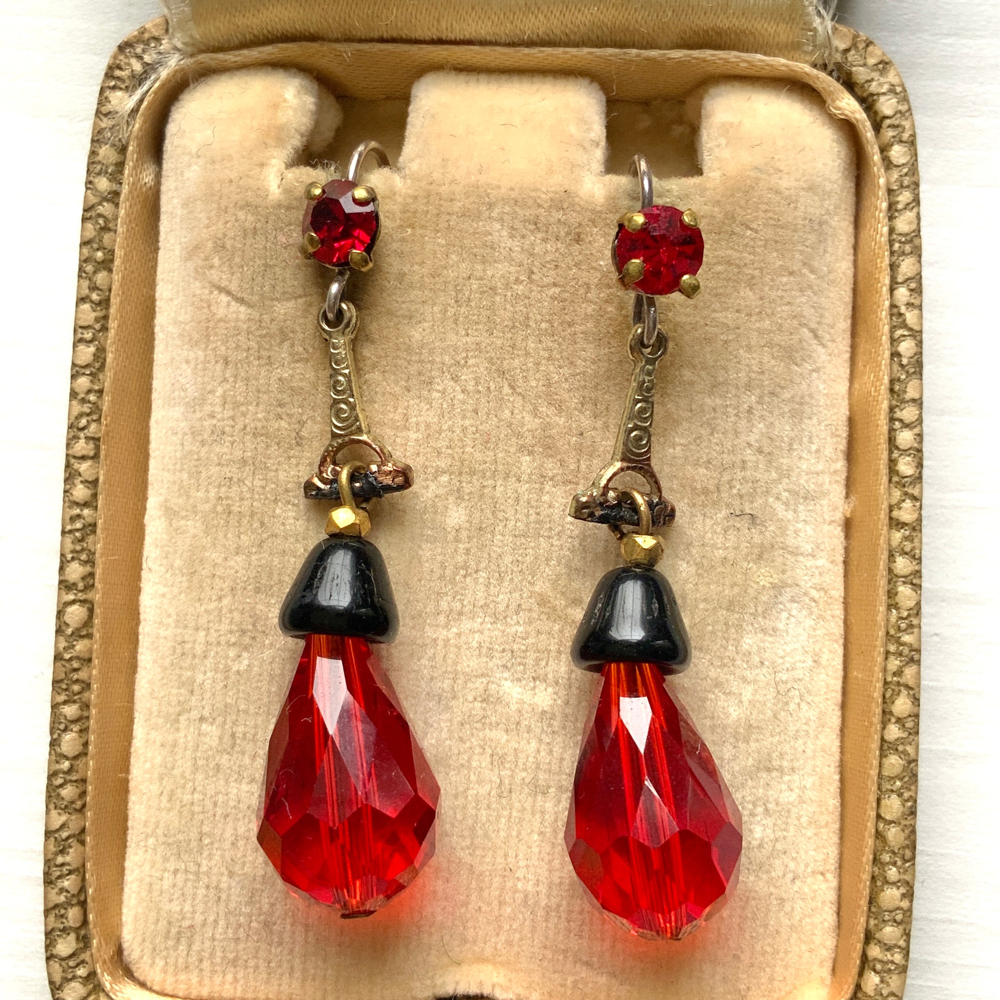 A pair of 1930s Art Deco drop earrings featuring deep red and black glass. 深いレッドとブラックのガラスを組み合わせた、1930年代頃のドロップイヤリング。