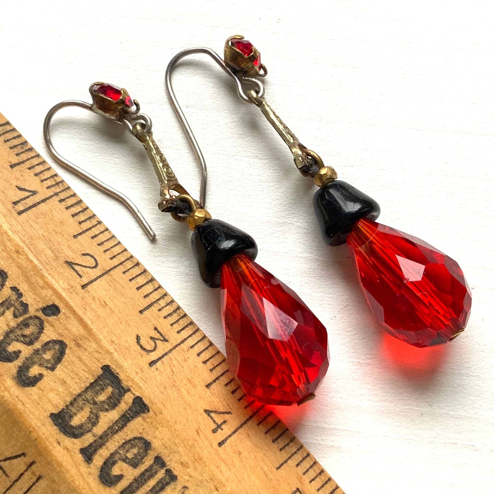 A pair of 1930s Art Deco drop earrings featuring deep red and black glass. 深いレッドとブラックのガラスを組み合わせた、1930年代頃のドロップイヤリング。