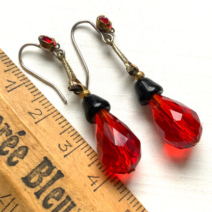 A pair of 1930s Art Deco drop earrings featuring deep red and black glass. 深いレッドとブラックのガラスを組み合わせた、1930年代頃のドロップイヤリング。