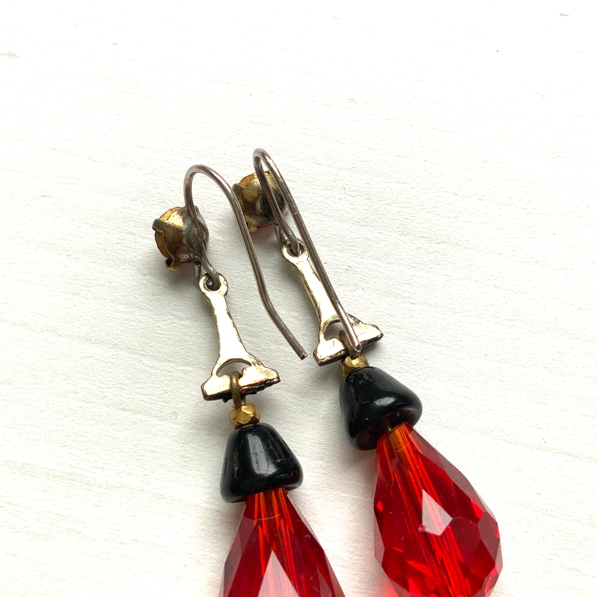 A pair of 1930s Art Deco drop earrings featuring deep red and black glass. 深いレッドとブラックのガラスを組み合わせた、1930年代頃のドロップイヤリング。