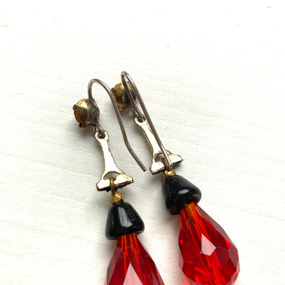 A pair of 1930s Art Deco drop earrings featuring deep red and black glass. 深いレッドとブラックのガラスを組み合わせた、1930年代頃のドロップイヤリング。