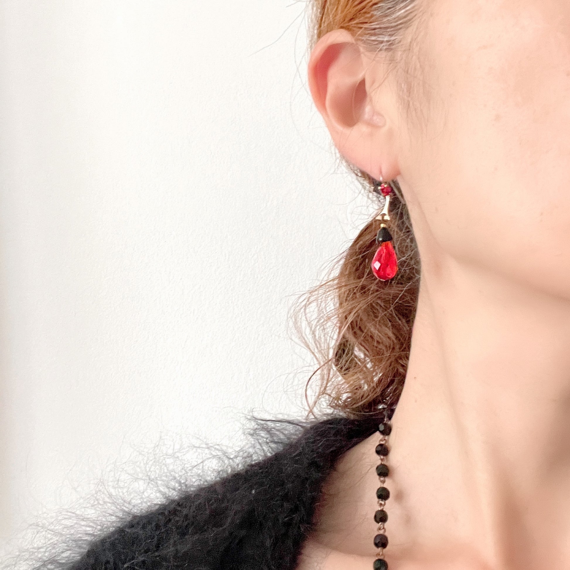 A pair of 1930s Art Deco drop earrings featuring deep red and black glass. 深いレッドとブラックのガラスを組み合わせた、1930年代頃のドロップイヤリング。