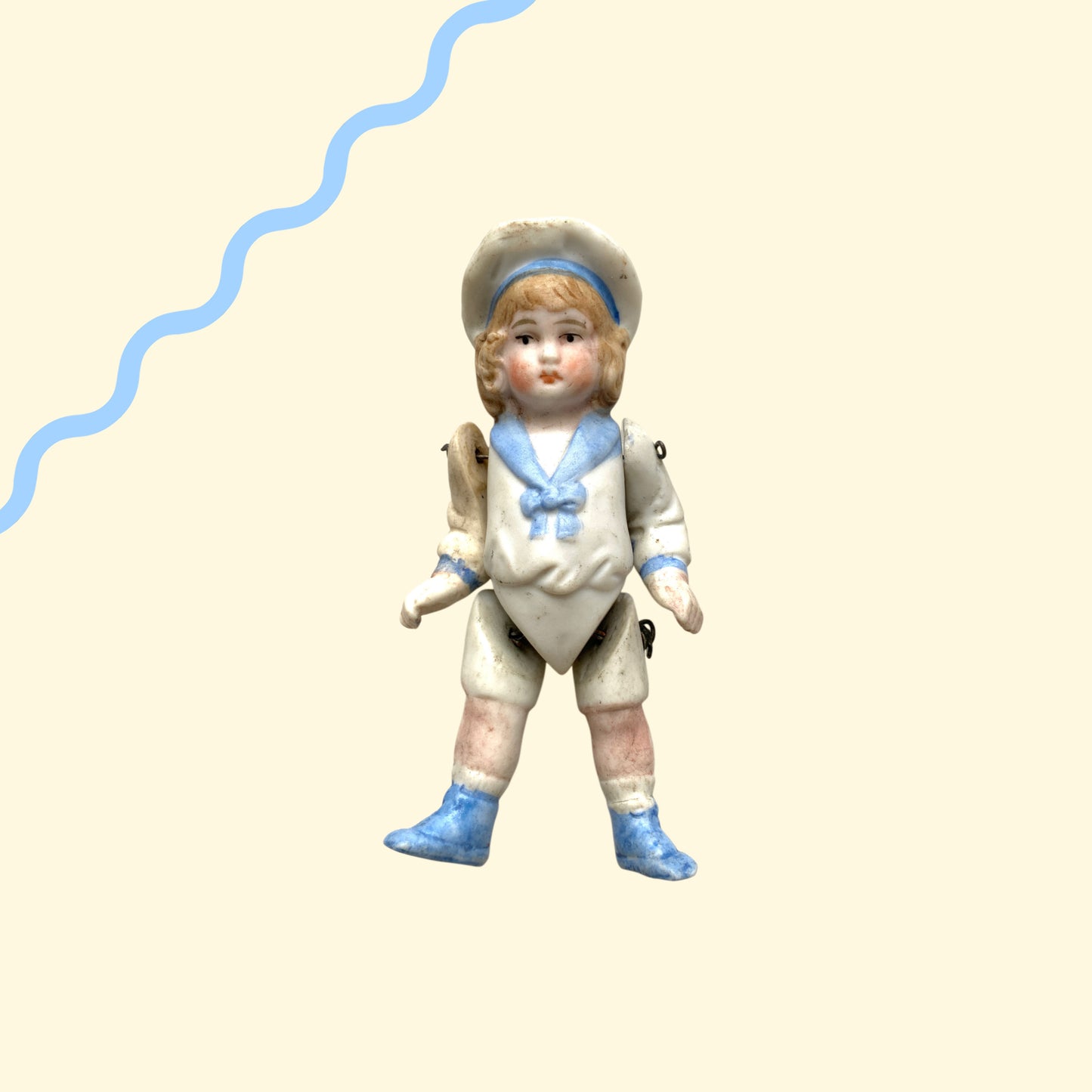 An antique bisque sailor boy doll from around the 1900s–20s. 1900〜20年代頃のセーラーボーイのアンティークビスクドール。 