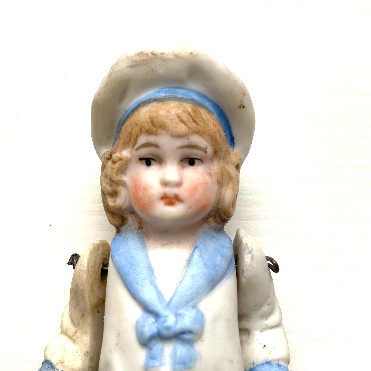 An antique bisque sailor boy doll from around the 1900s–20s. 1900〜20年代頃のセーラーボーイのアンティークビスクドール。 