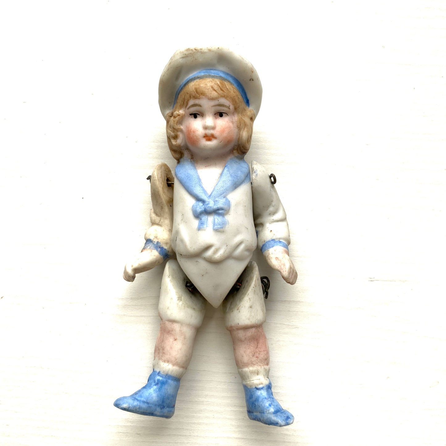 An antique bisque sailor boy doll from around the 1900s–20s. 1900〜20年代頃のセーラーボーイのアンティークビスクドール。 