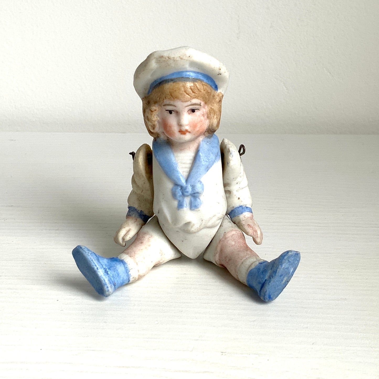An antique bisque sailor boy doll from around the 1900s–20s. 1900〜20年代頃のセーラーボーイのアンティークビスクドール。 
