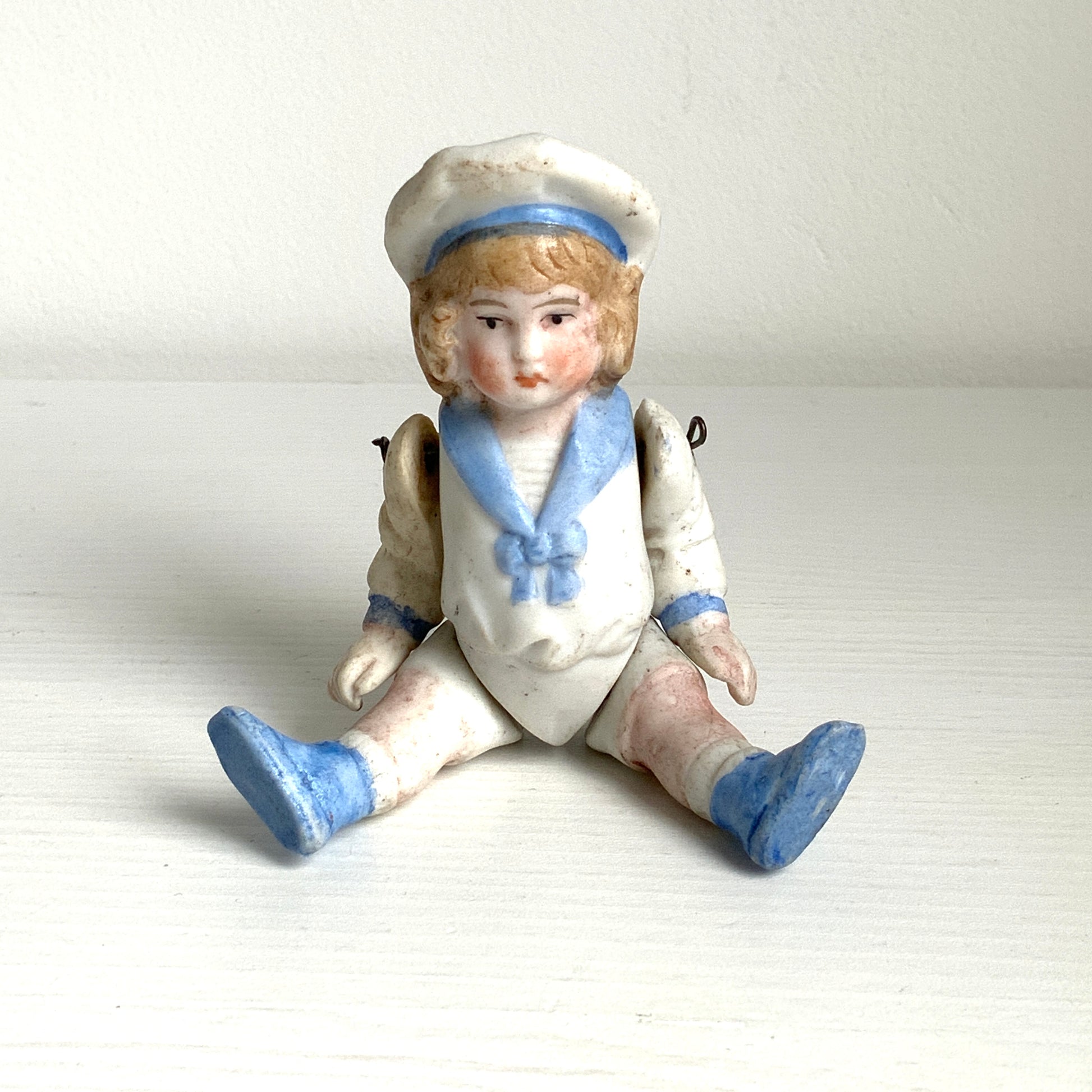 An antique bisque sailor boy doll from around the 1900s–20s. 1900〜20年代頃のセーラーボーイのアンティークビスクドール。 