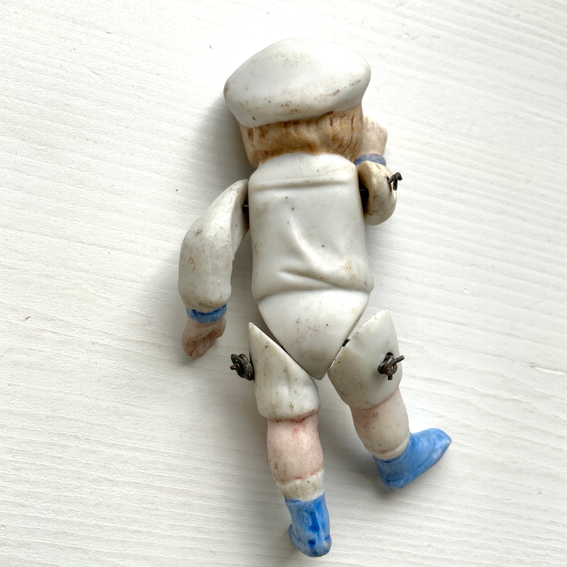 An antique bisque sailor boy doll from around the 1900s–20s. 1900〜20年代頃のセーラーボーイのアンティークビスクドール。 