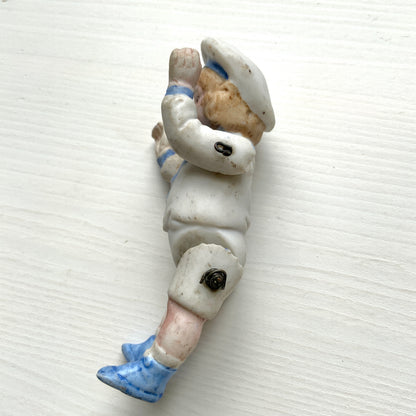 An antique bisque sailor boy doll from around the 1900s–20s. 1900〜20年代頃のセーラーボーイのアンティークビスクドール。 