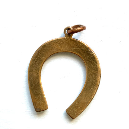 A Victorian horseshoe charm set with garnets. ガーネットが連なる、ヴィクトリア時代の馬蹄モチーフチャーム。