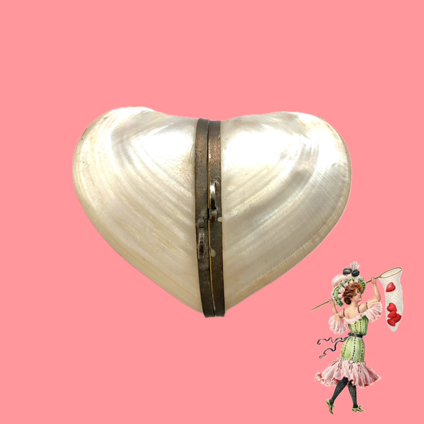 A small heart-shaped box made from mother of pearl. マザーオブパールでできた、ハート型の小さなボックスケース。