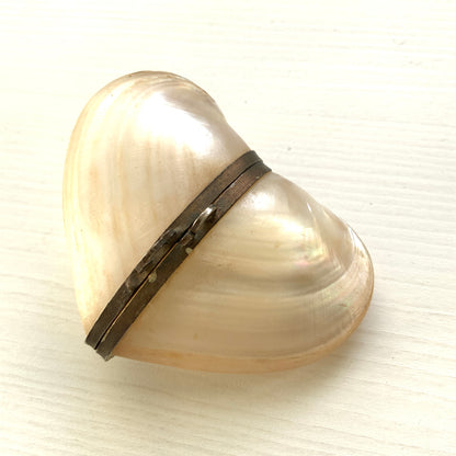 A small heart-shaped box made from mother of pearl. マザーオブパールでできた、ハート型の小さなボックスケース。