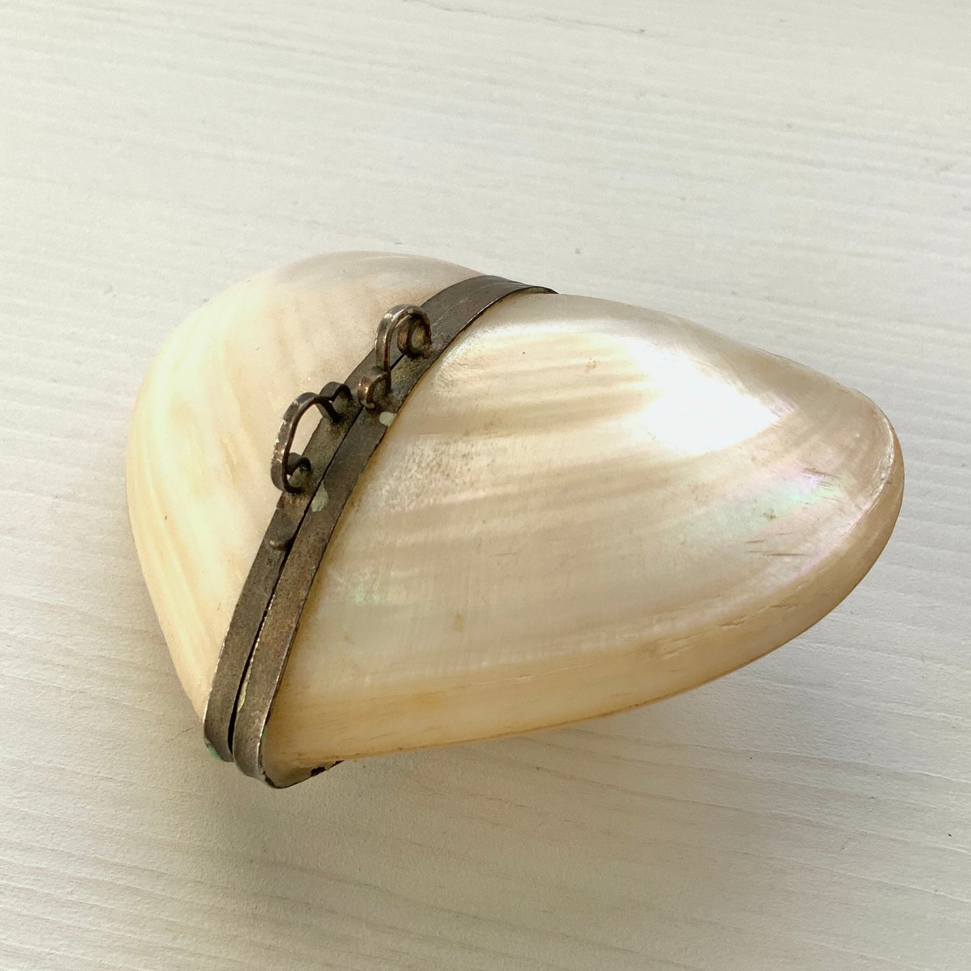 A small heart-shaped box made from mother of pearl. マザーオブパールでできた、ハート型の小さなボックスケース。