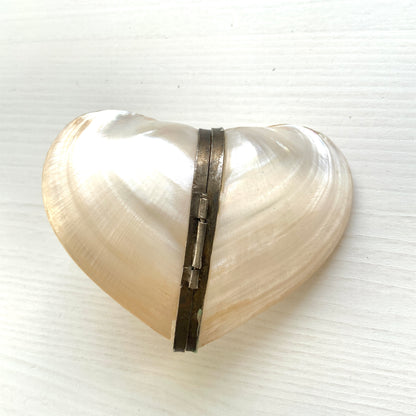 A small heart-shaped box made from mother of pearl. マザーオブパールでできた、ハート型の小さなボックスケース。