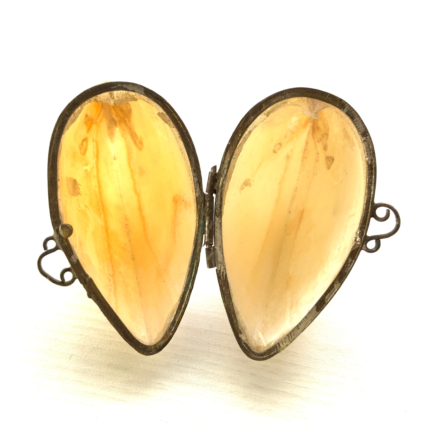 A small heart-shaped box made from mother of pearl. マザーオブパールでできた、ハート型の小さなボックスケース。