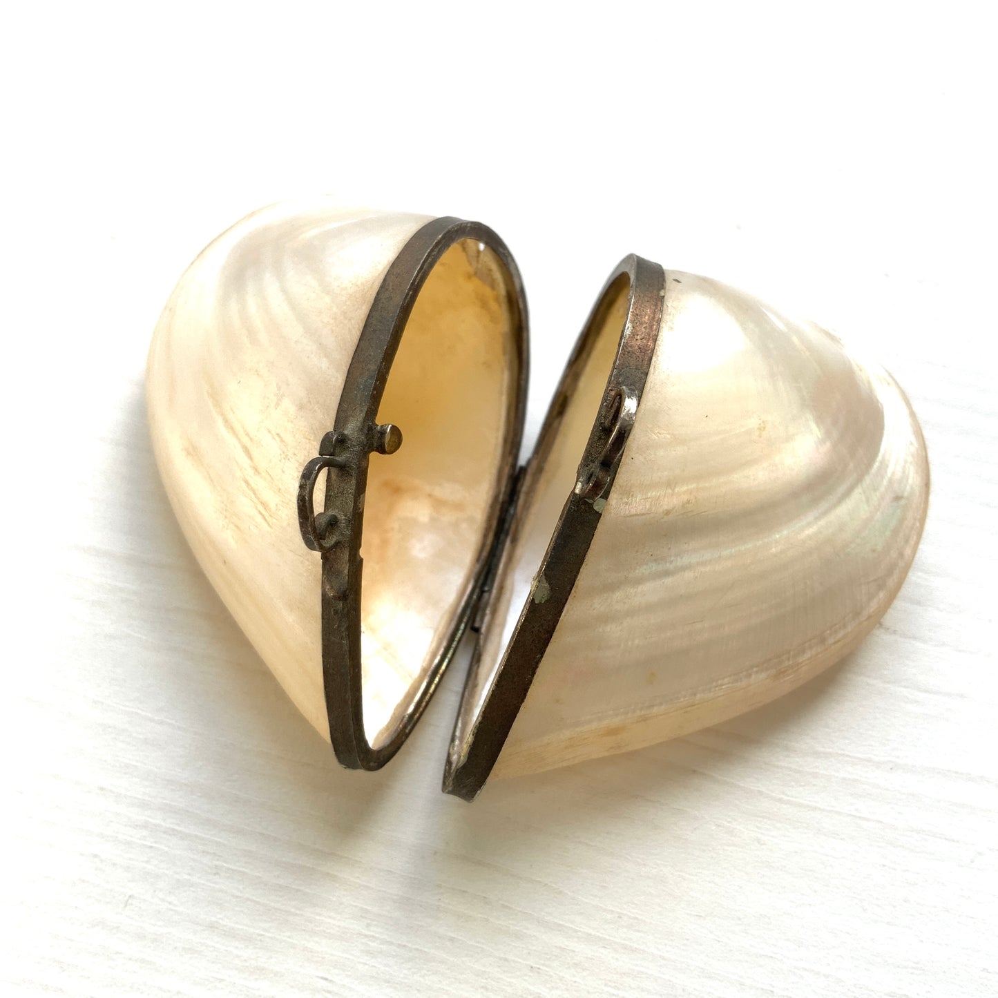 A small heart-shaped box made from mother of pearl. マザーオブパールでできた、ハート型の小さなボックスケース。