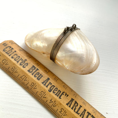 A small heart-shaped box made from mother of pearl. マザーオブパールでできた、ハート型の小さなボックスケース。